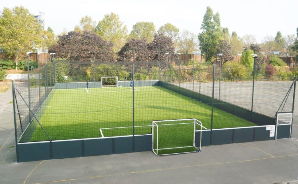 Terrain de football extérieur avec gazon artificiel