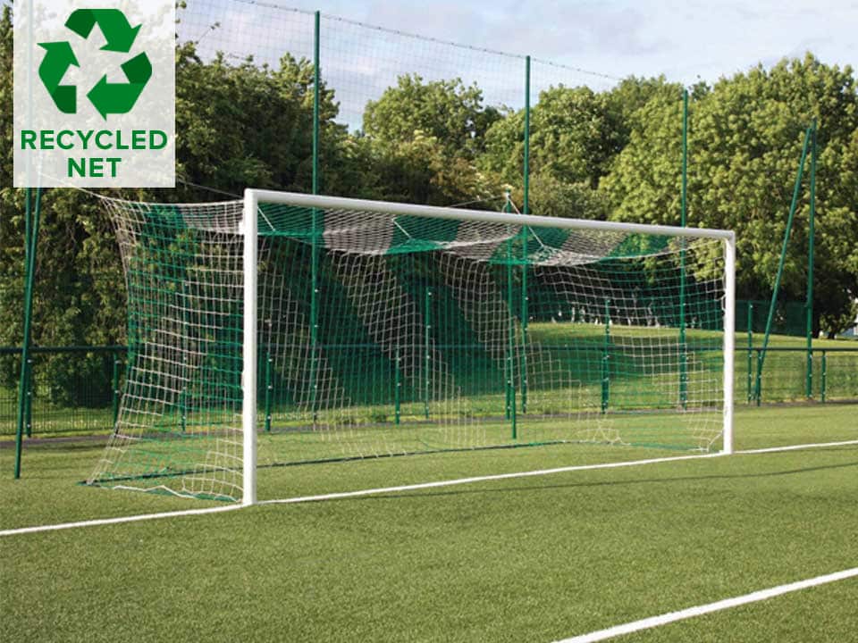 But de football avec filet recyclé sur un terrain en gazon.