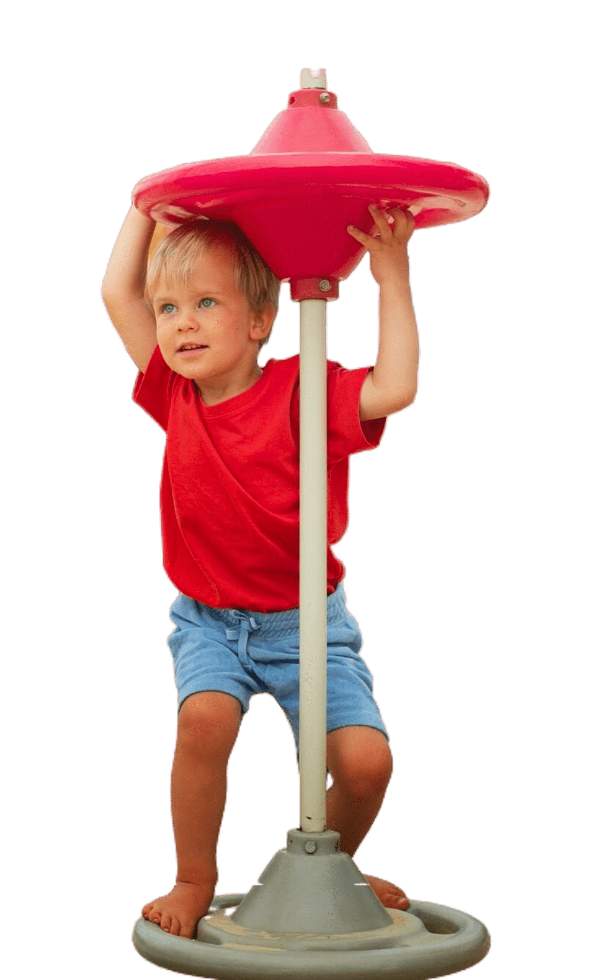 Enfant jouant sur un jeu d'extérieur avec un chapeau rouge