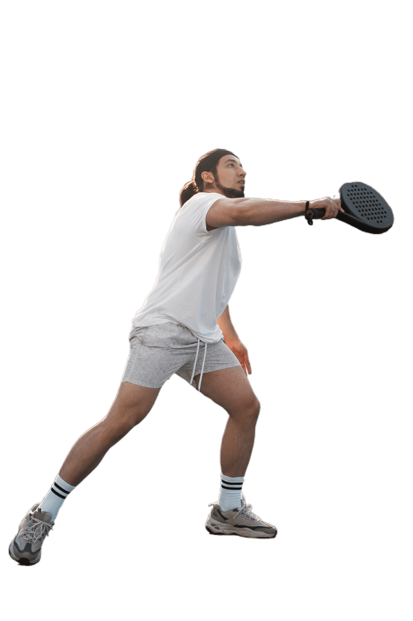 Joueur de padel en pleine action sur le terrain.