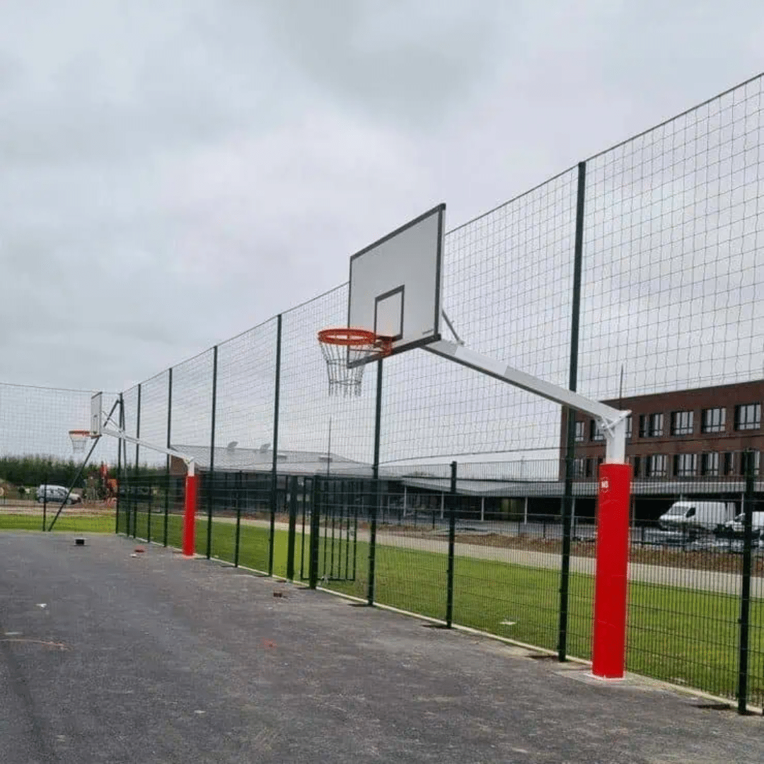Panier de basket dans un terrain entouré d'un grillage