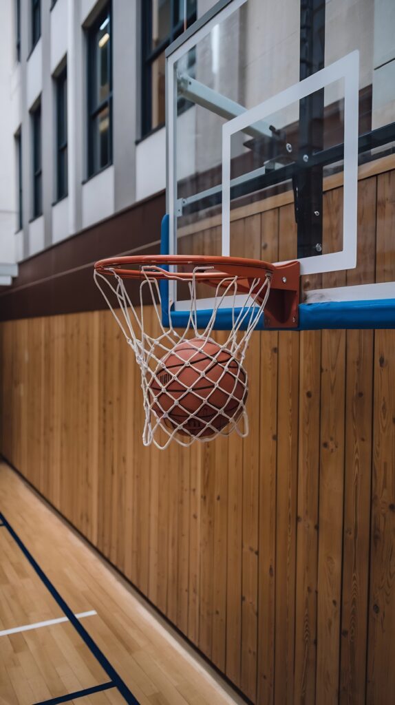 panier de basket avec ballon