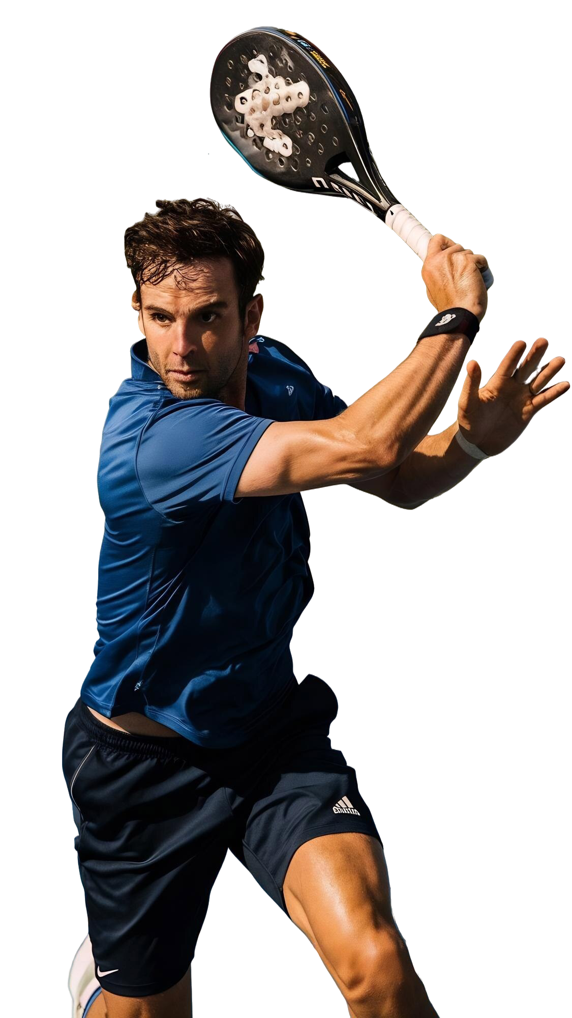 homme jouant au padel