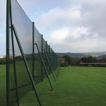 Grillage de protection installé autour d'un stade.