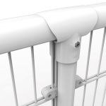 Détail de la fixation d'une clôture blanche.